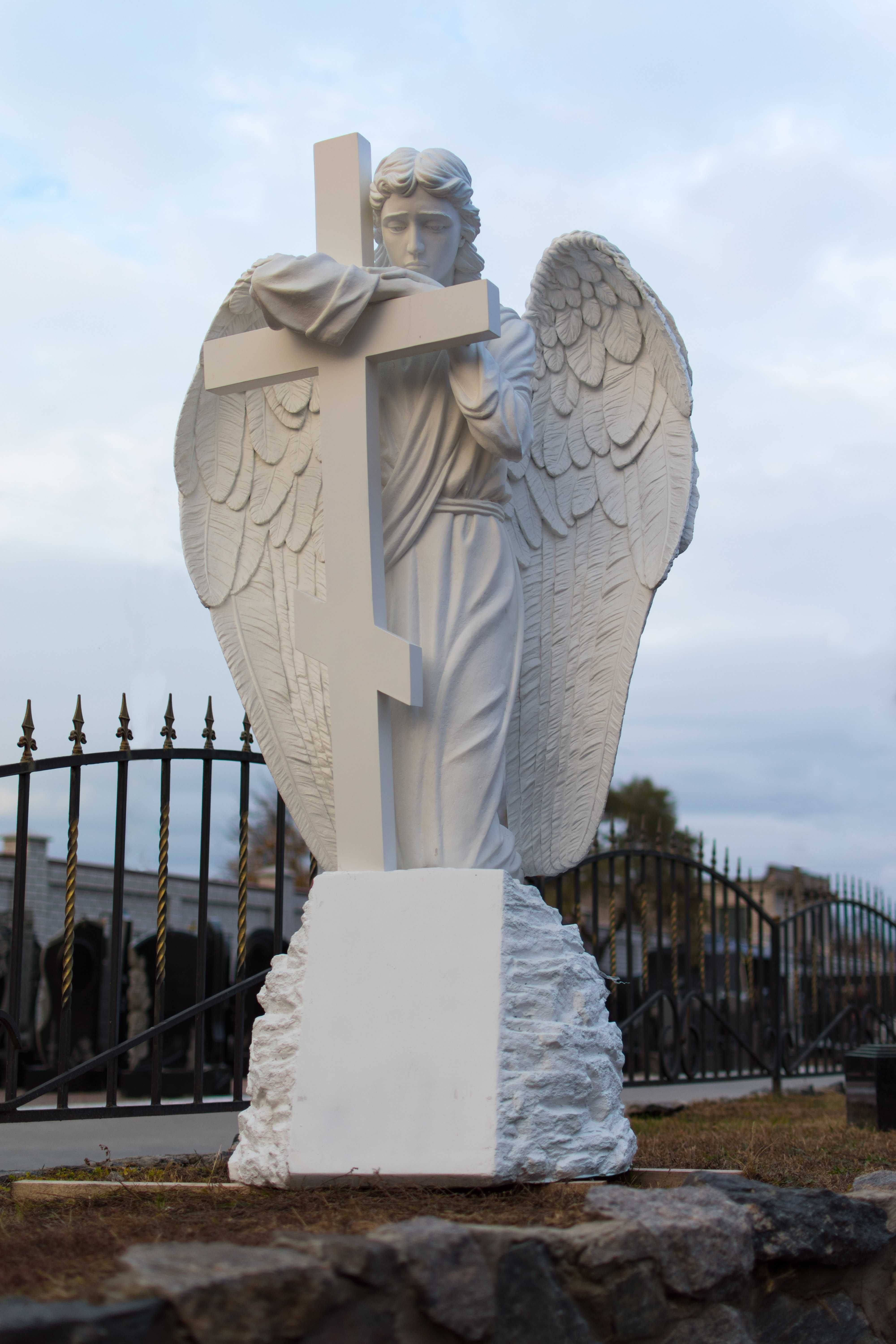 Скульптура Ангел с Крестом
