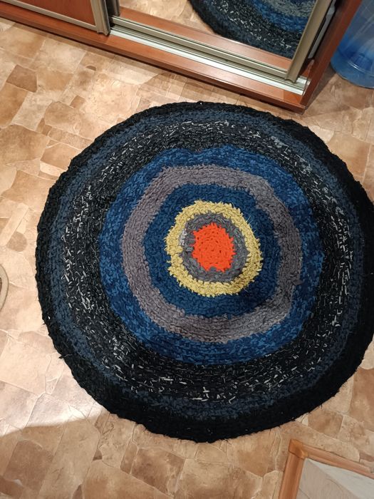 Продам в'язаний коврик.