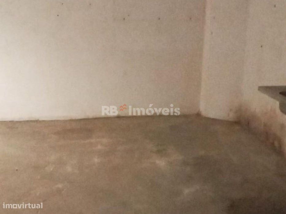 Garagem com água e luz - Entroncamento