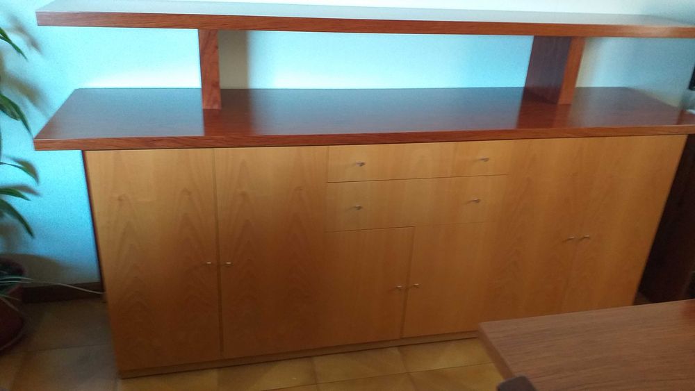 Vendo mesa de jantar e aparador
