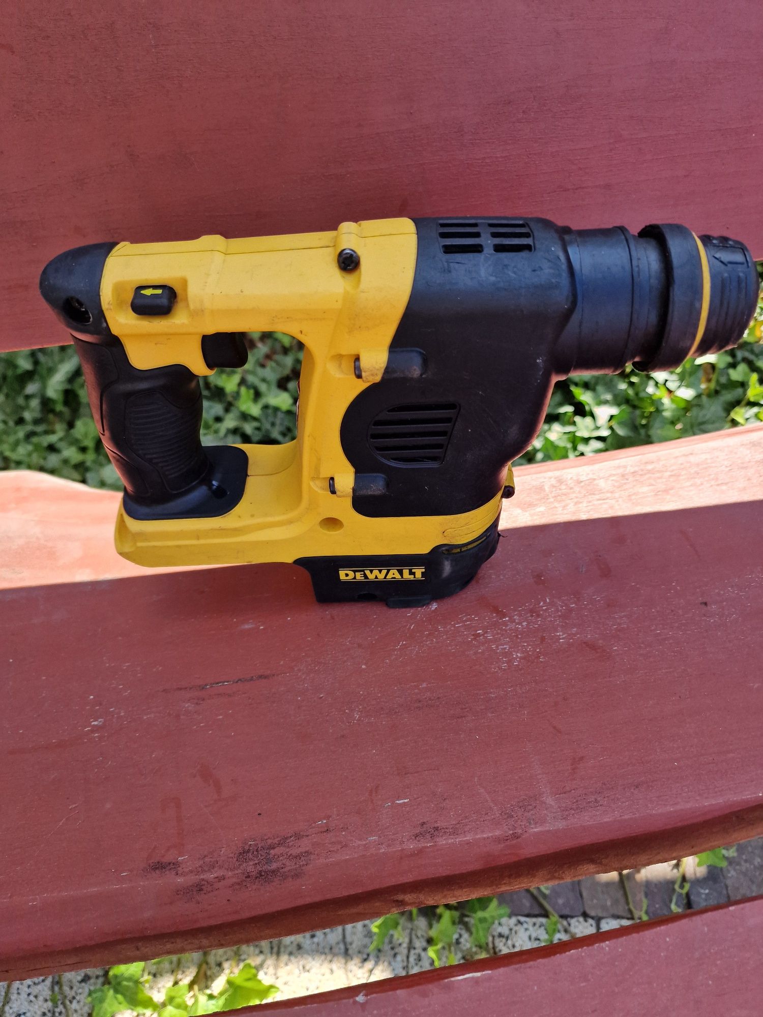 Dewalt DCH213 młotowiertarka uszkodzona