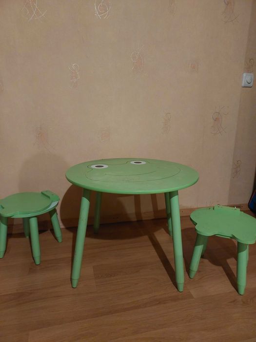 Столик дитячий і два стільчики