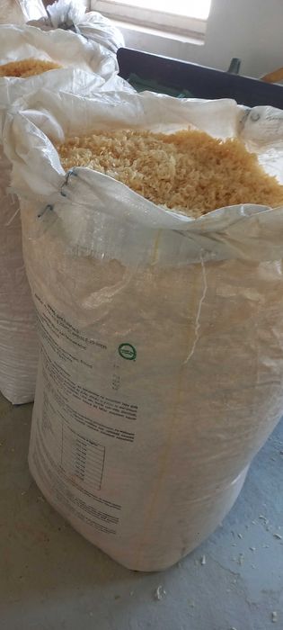 trociny wióry suche na pellet ściółka dla koni