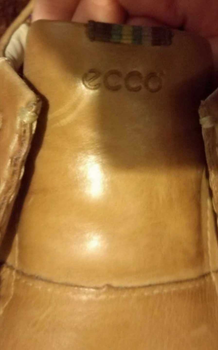 Sapatos castanhos, em pele