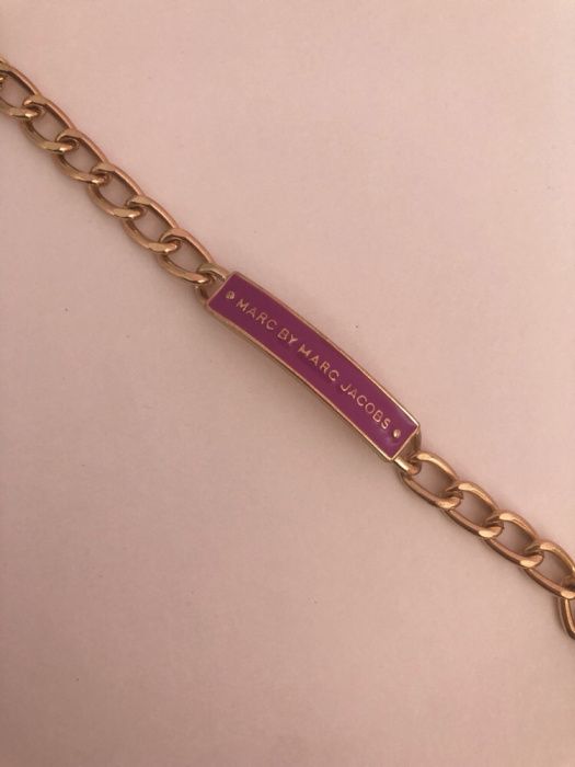 MARC JACOBS - Pulseira Rosa Choque c/ Corrente Dourada