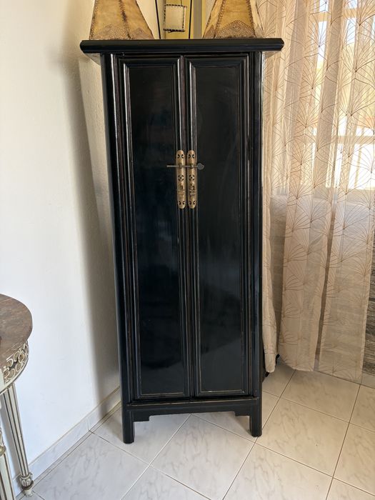 Armario asiatico de cor azul para verdadeiros  conhecedores de arte