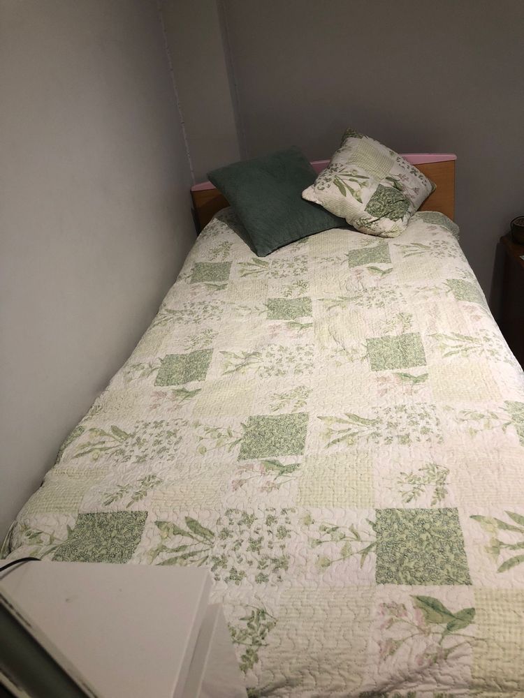 Cama de solteiro em bom estado e secretaria