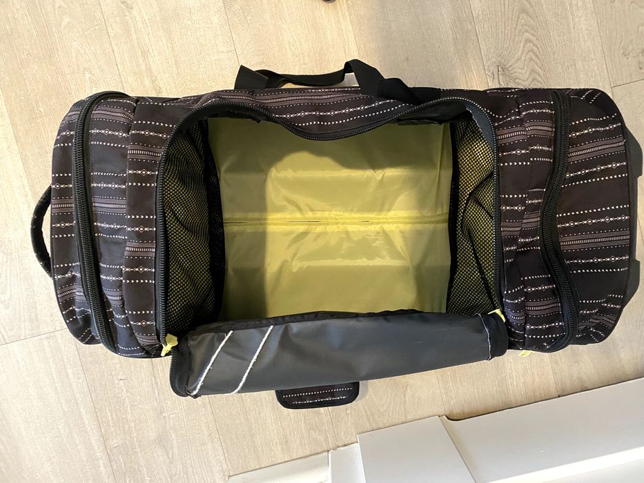 Prawie nowa walizka Dakine 58 L