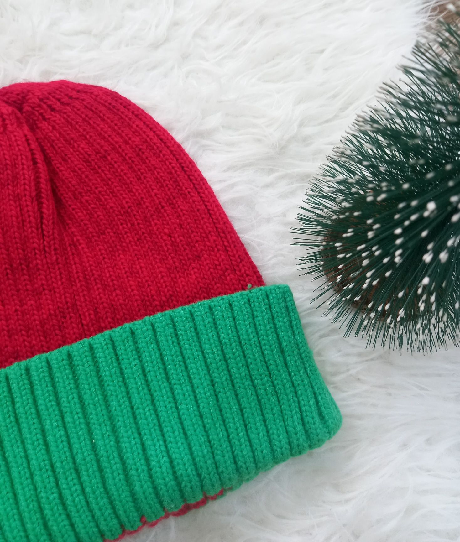 Тепла шапка в новорічному стилі
