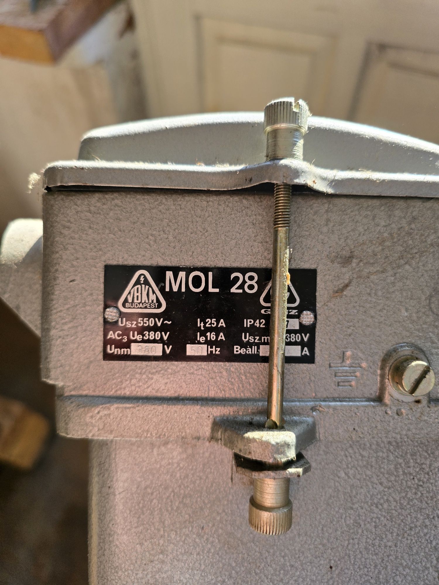 Nowy stycznik olejowy MOL 28 380V z PRL. Wyłącznik