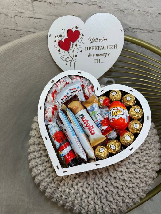 Подарунковий набір бокс шоколадний з цукерками та квітами з мила