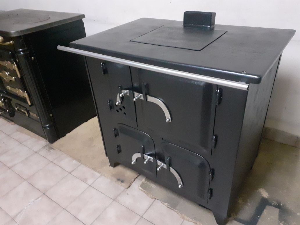 Vendo fogao de lenha em ferro com forno e estufa ,possibilidade de faz