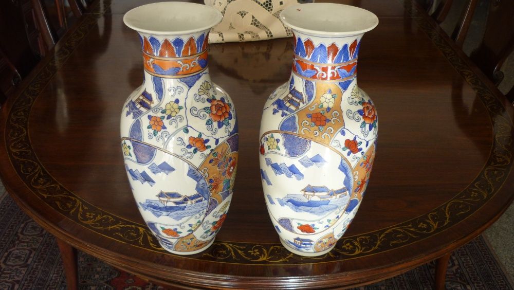 2 - Jarras em Porcelana Oriental, Alt. 33 cm.