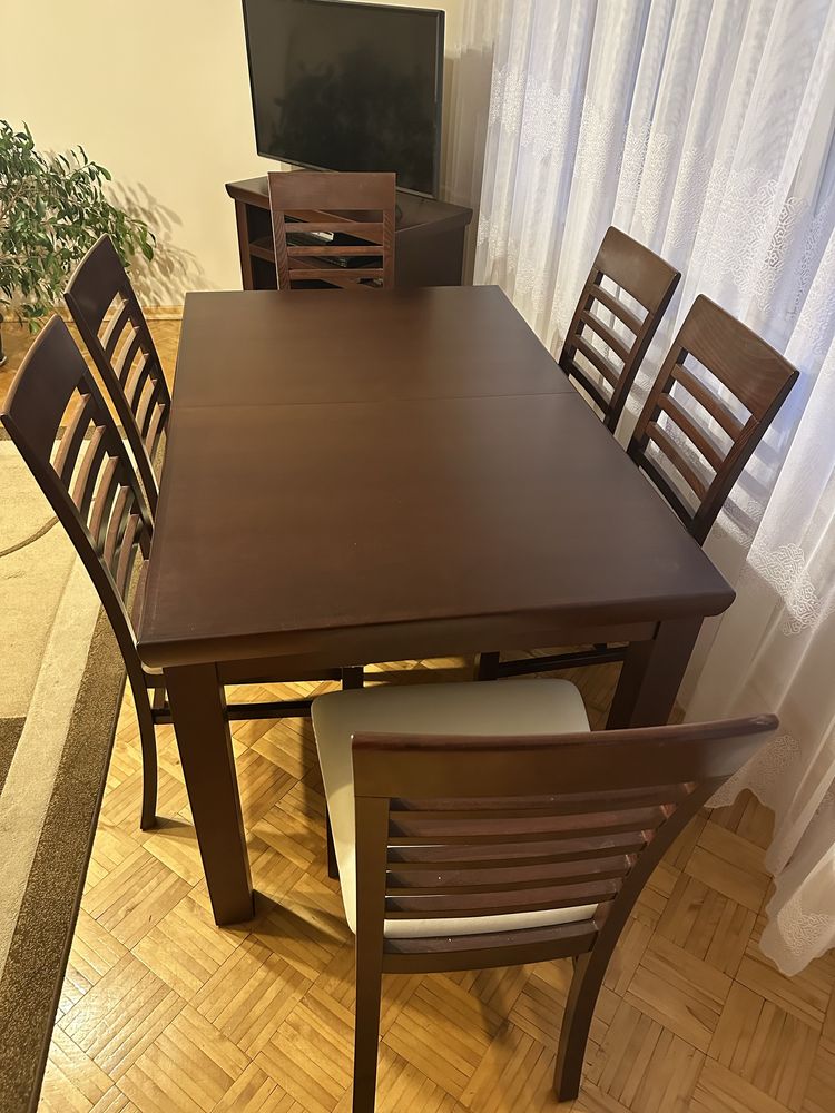 Komplet mebli wraz ze stołem i krzesłami