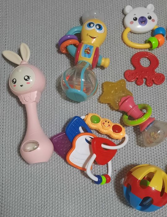 Іграшки: брязкальця, гризунці, мякі іграшки, 23 шт.