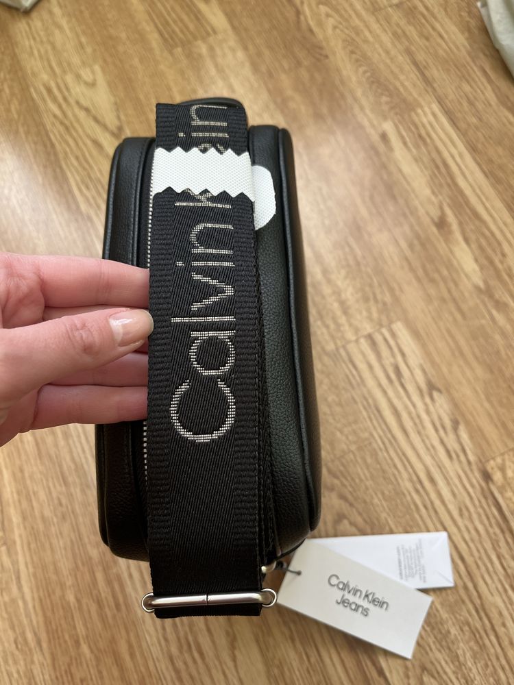Продам сумку Calvin Klein, оригінал, широкий ремінь