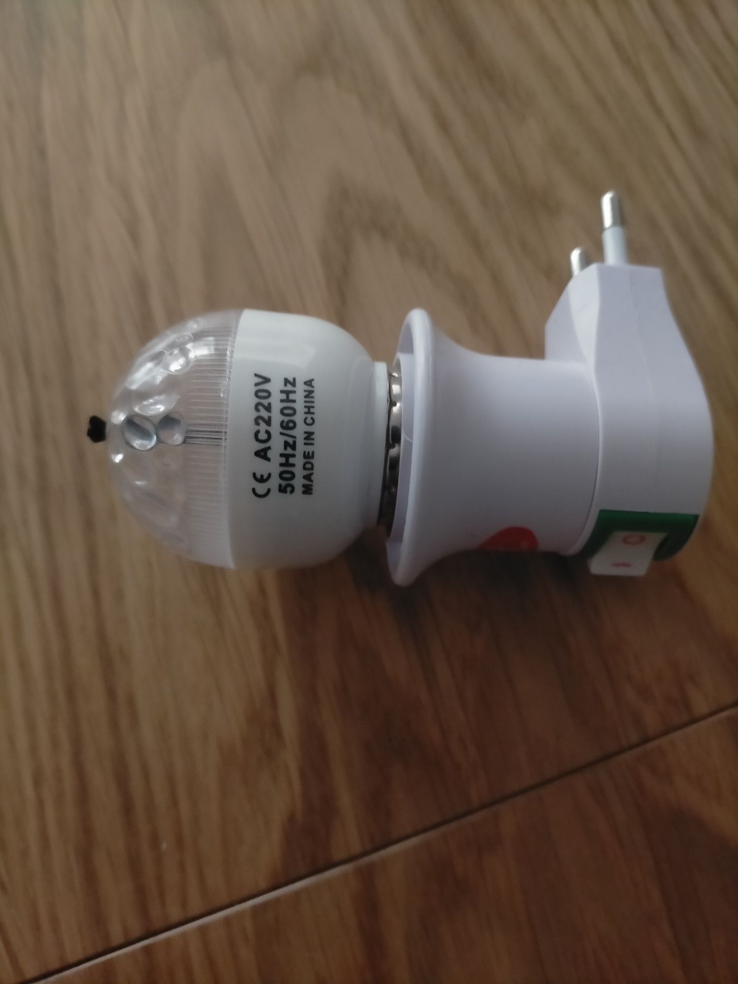 Mini lampki nocne do kontaktu .