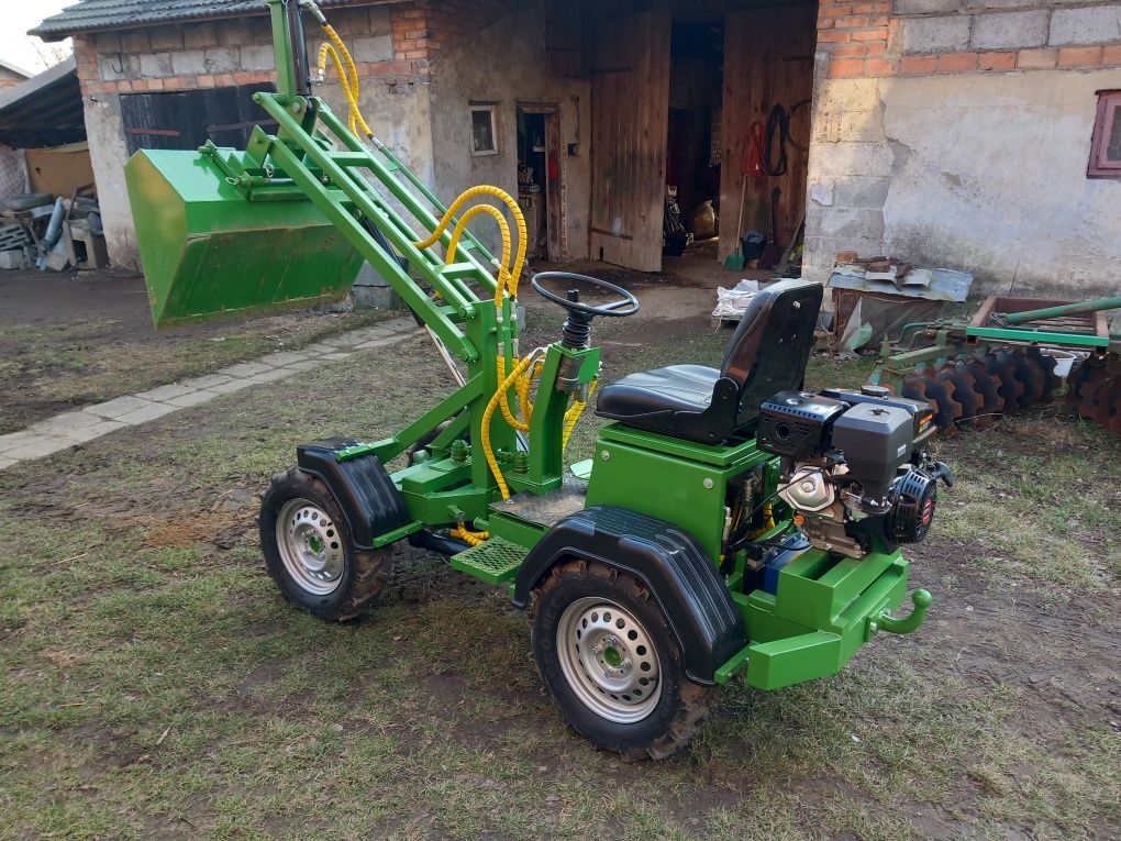 Miniładowarka o napedzie hydraulicznym.