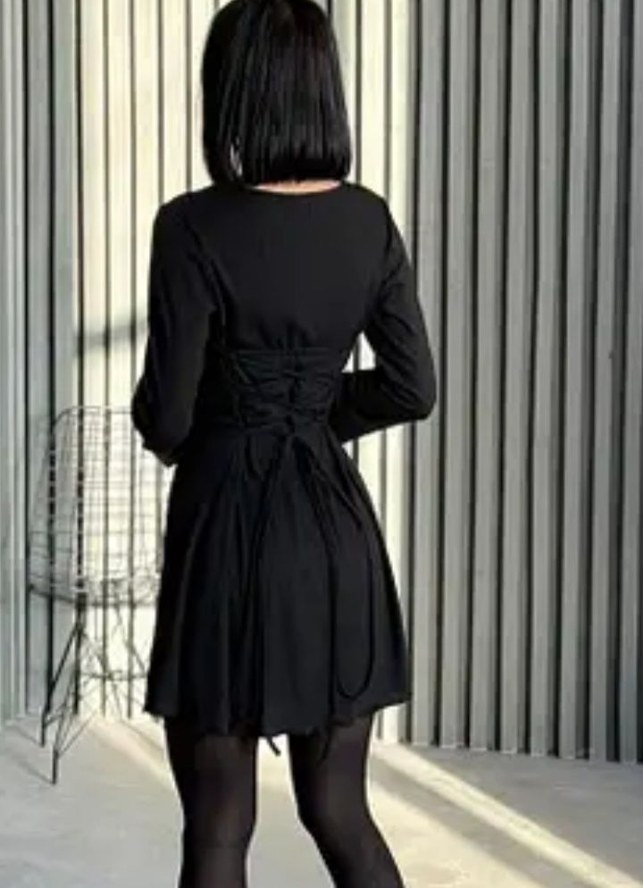 Чорне плаття в рубчик