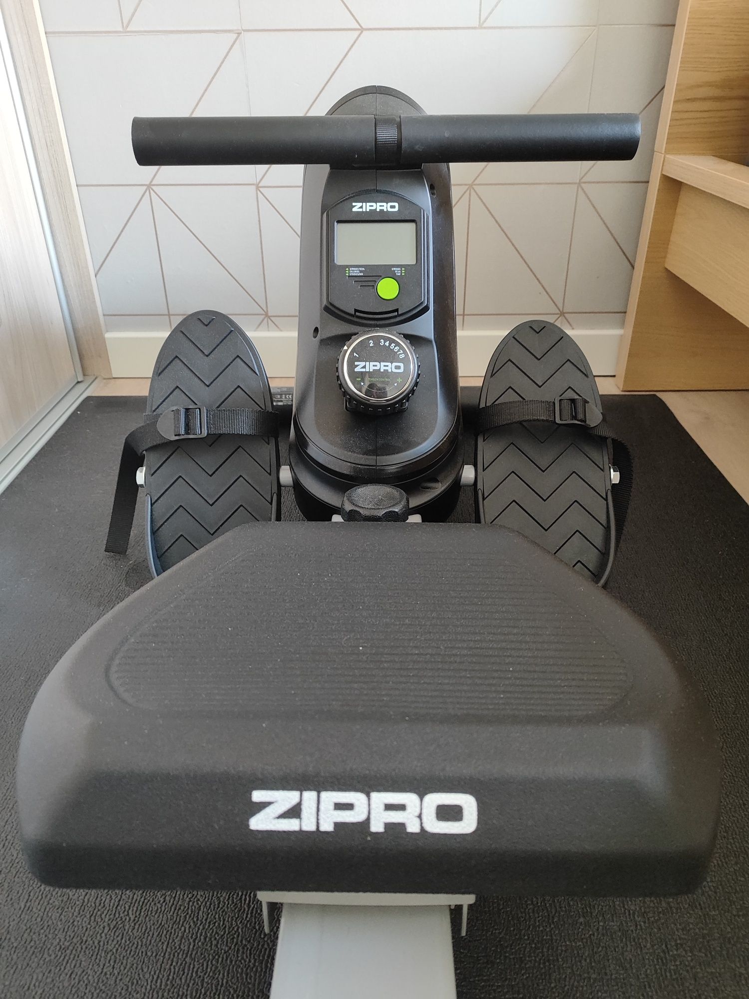 Wioślarz Zipro Nix z matą pod sprzęt