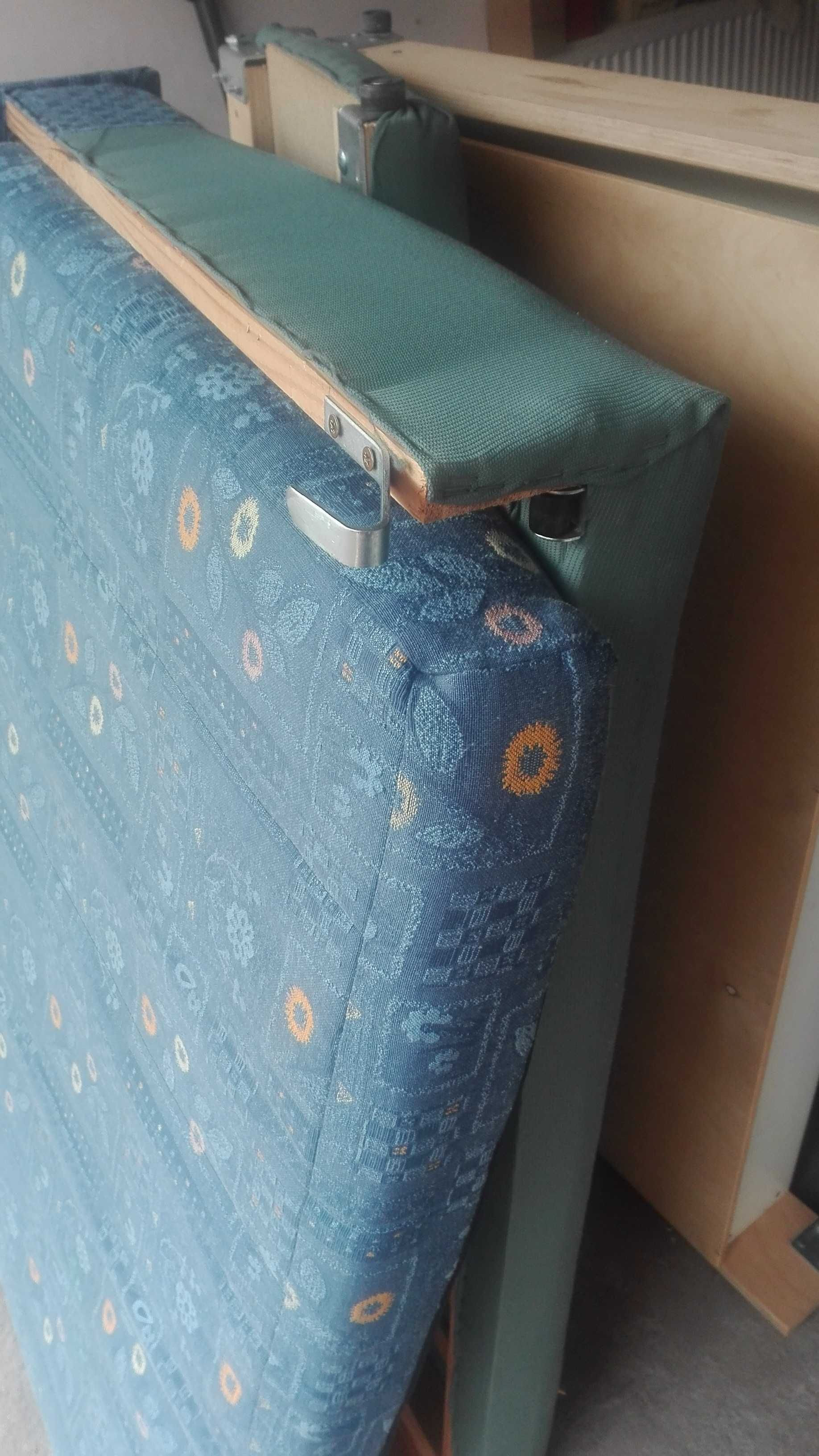 Mała elegancka kanapa rozkładana z pojemnikiem na pościel