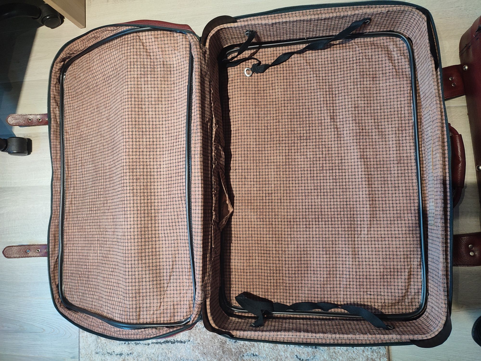Zestaw starych walizek z czasów PRL-u