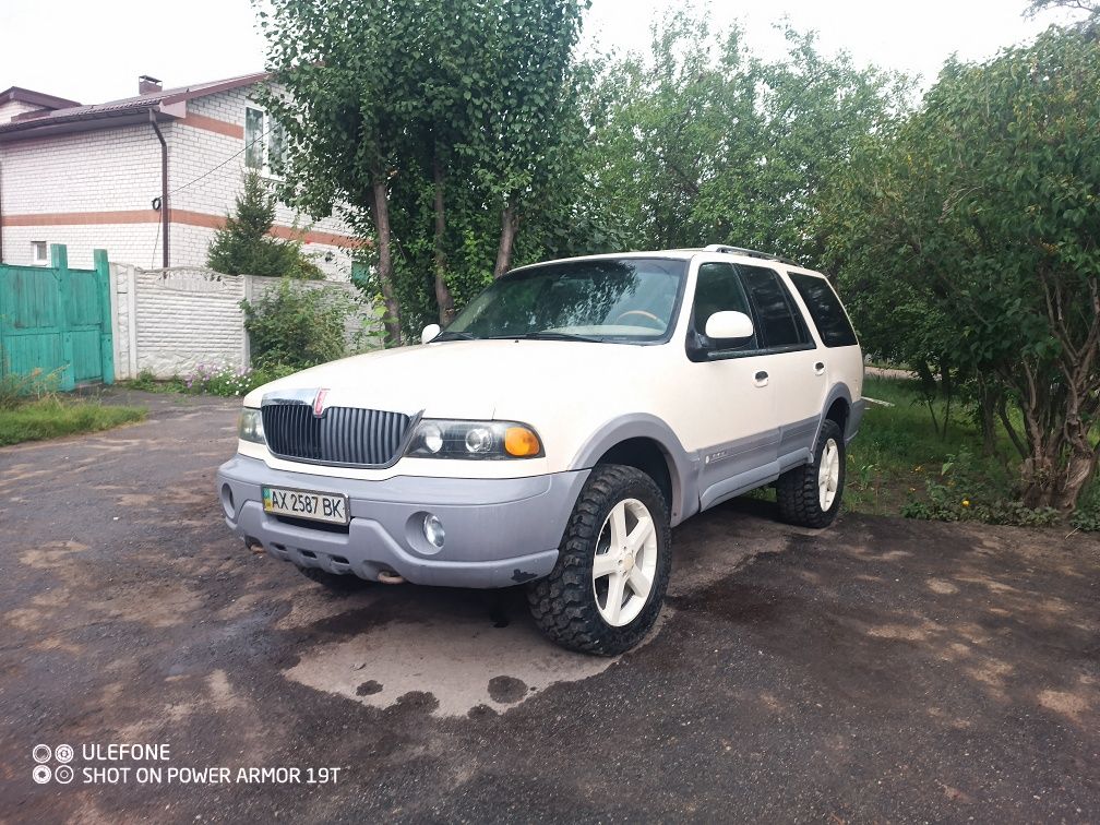 Продам с механической кпп Lincoln Navigator  1998г