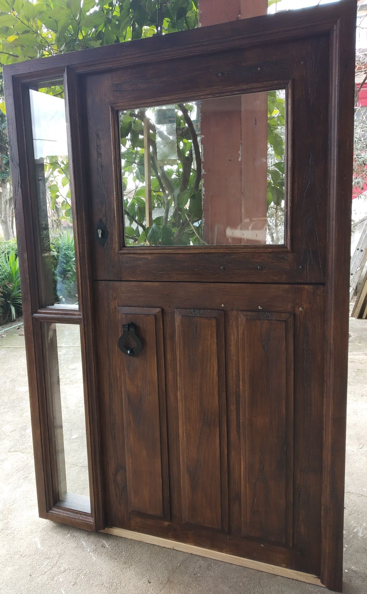 Portas exteriores em madeira maciça duplas ,e normais