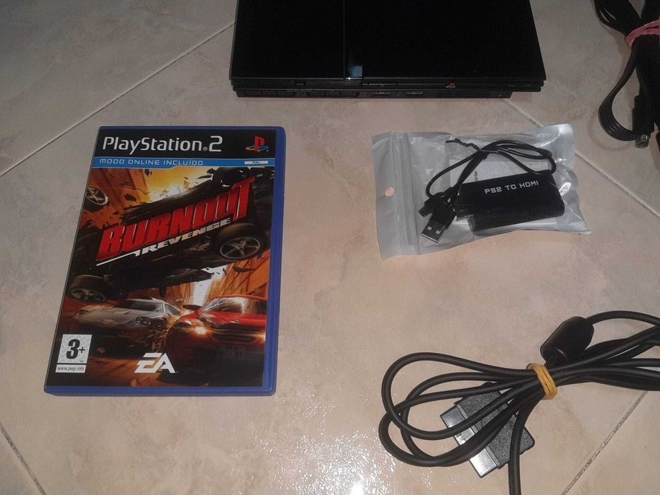 PS2 com 2 comandos e 1 Jogo