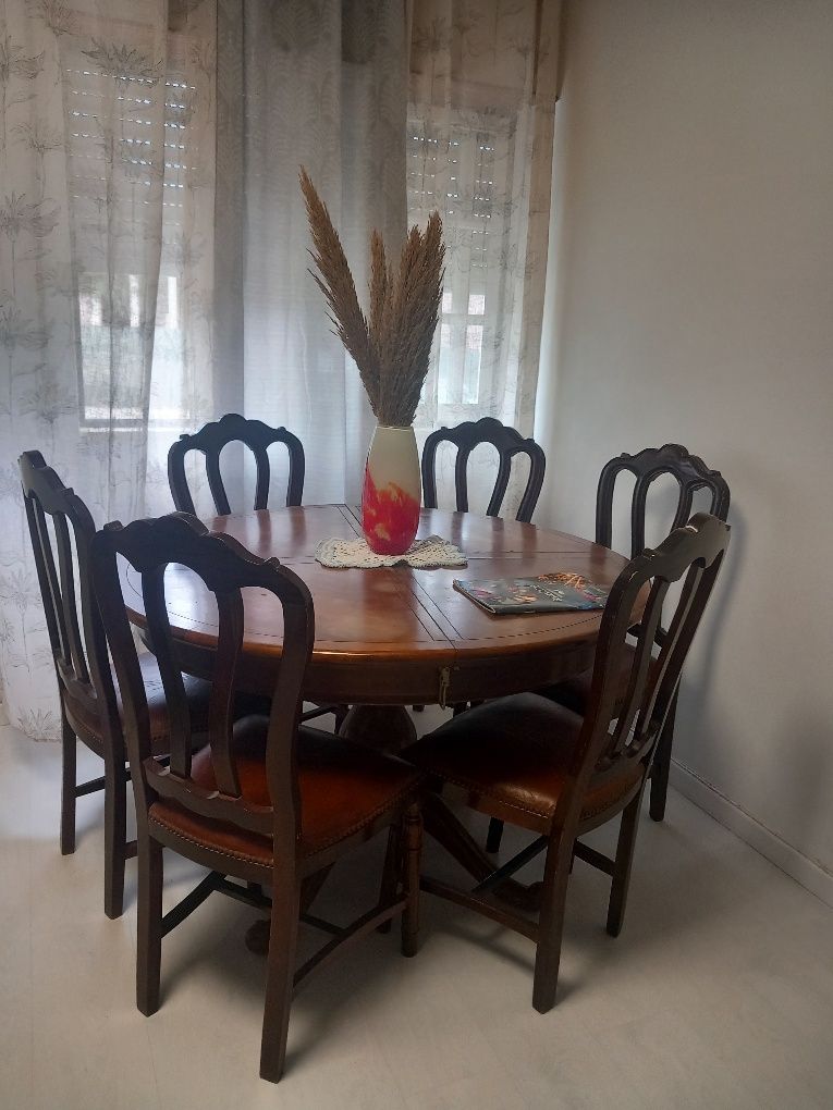 Mesa está variadas atenção nas fotos.