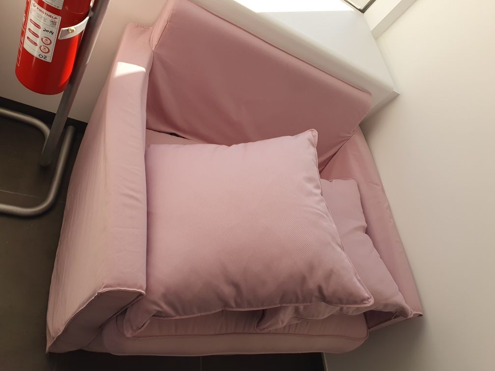 2 sofás IKEA cor de rosa