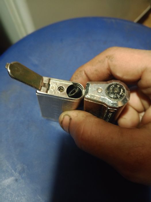 Зажигалки две под восстановления всё как на фото.