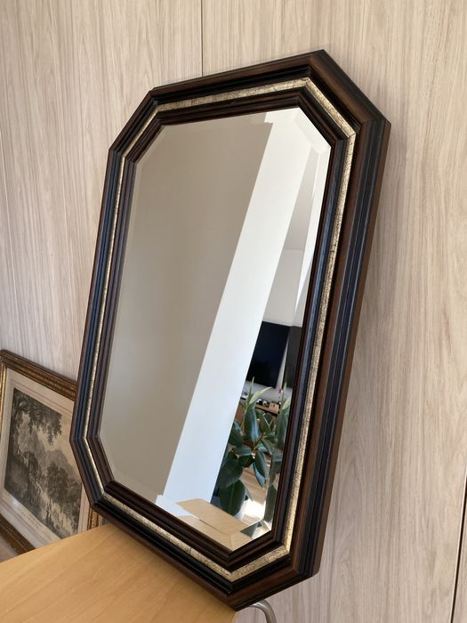 Espelho com moldura de madeira