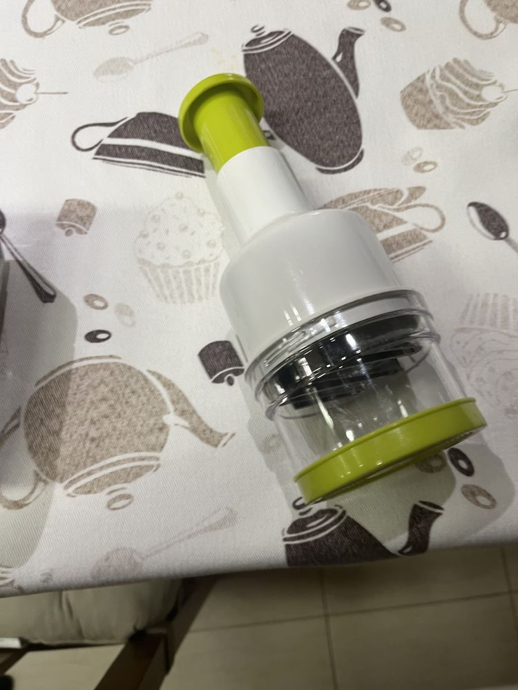 Dois acessorios de picar cebolas e alhos