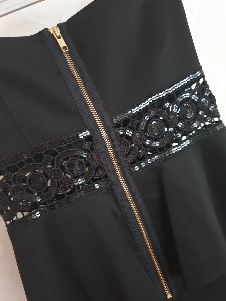 Czarna dopasowana sukienka z baskinką r.36