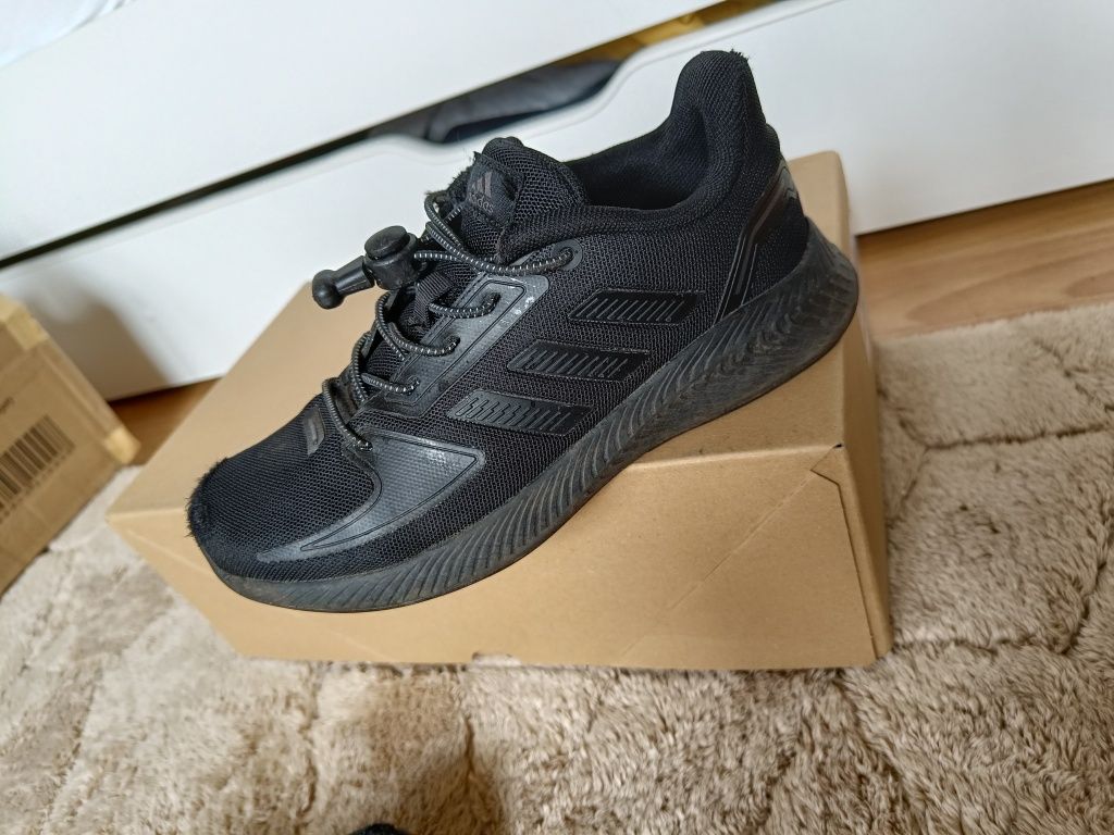 Czarne buty sportowe adidas