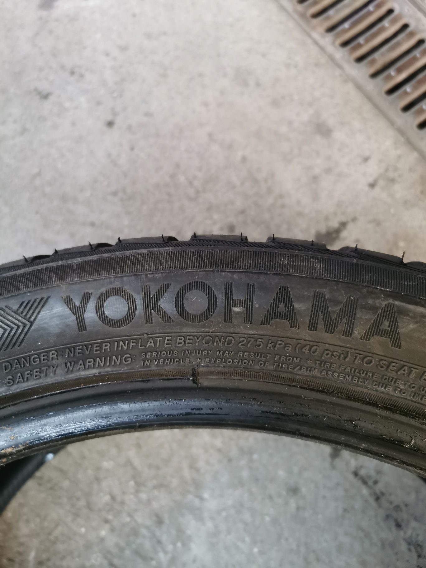 Para opon 295/35R21 107V Yokohama Bluearth Winter v905