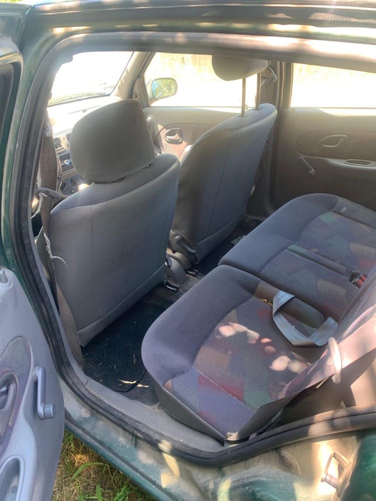 Renault clio avariado
