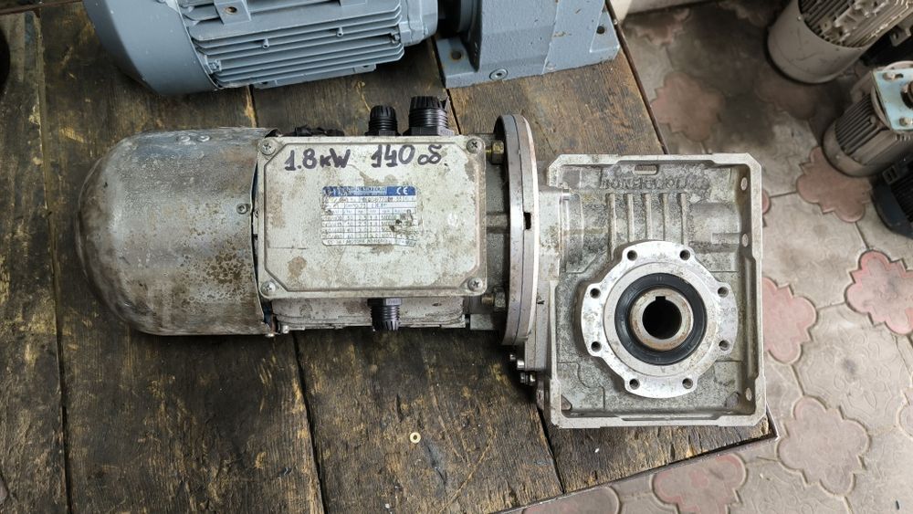 1,8 квт 140 об. Мотор редуктор Італія. Электродвигатель с редуктором