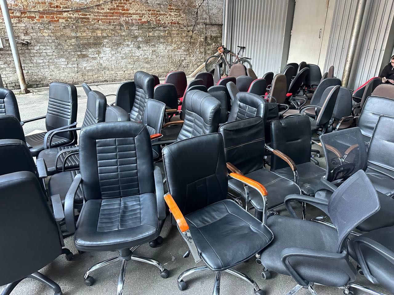 продам офісні мебі 25 комплектів
