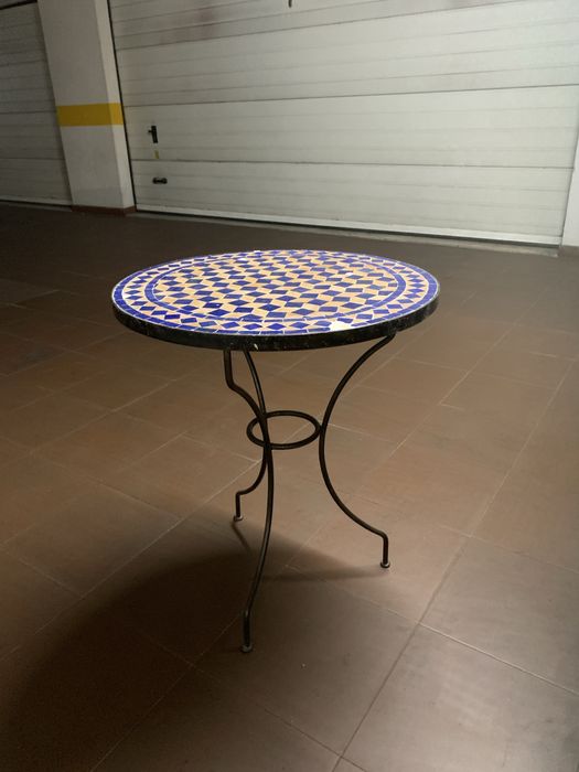 Mesa de com tampo de azulejo