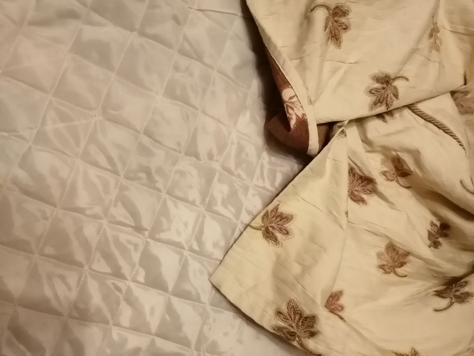 Piękna stylowa narzuta z podszewką na łóżko