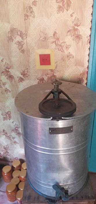 Продам 3-рамкову медогонку та вулики лежаки