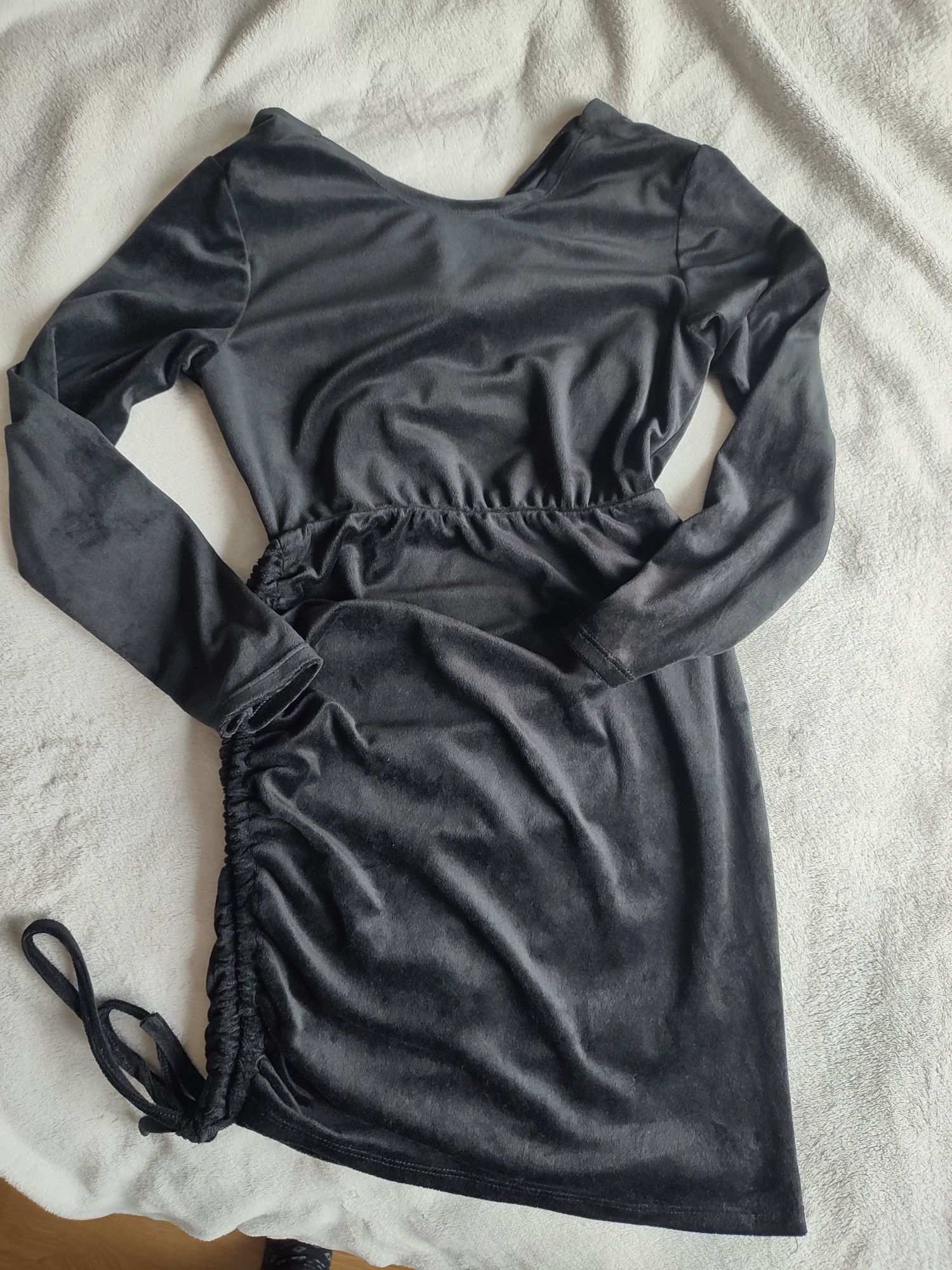 Sukienka welurowa czarna z łańcuszkiem bdb możliwa wysyłka