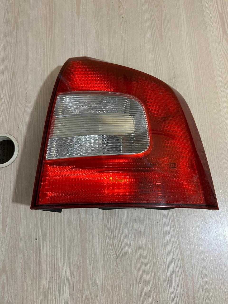 Фонар ліхтар правий Skoda Octavia A5 Kombi 2009-2013  Шкода Октавіа А5