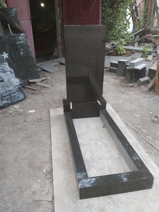 Деталі пам'ятників з габро