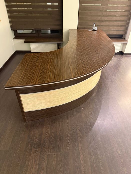 Biurko w kształcie litery J – duże, eleganckie, używane