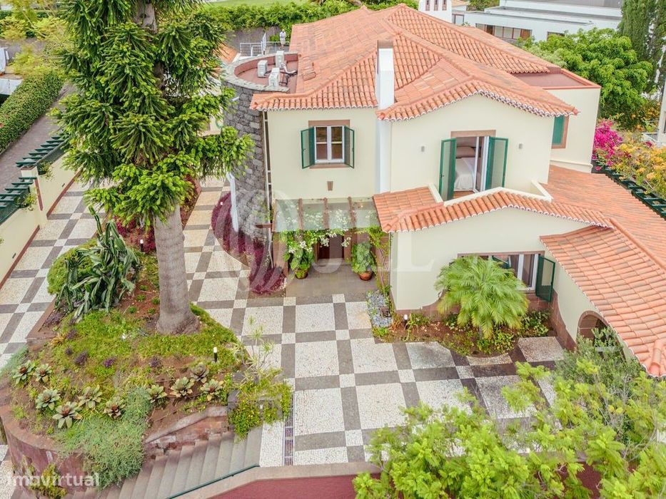 Moradia T4 com piscina, no Funchal, Madeira