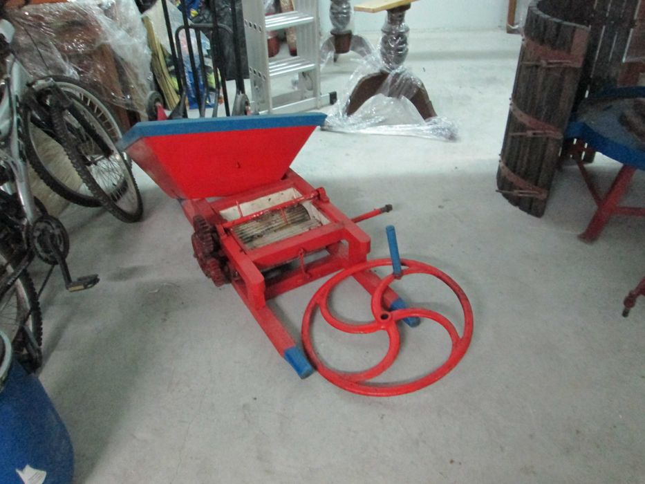 Vendo espremedor com roda em ferro forjado