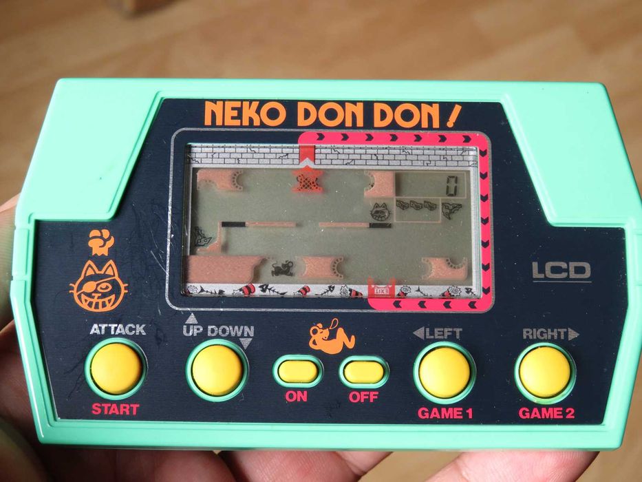 Várias máquinas LCD antigas com preços variados
